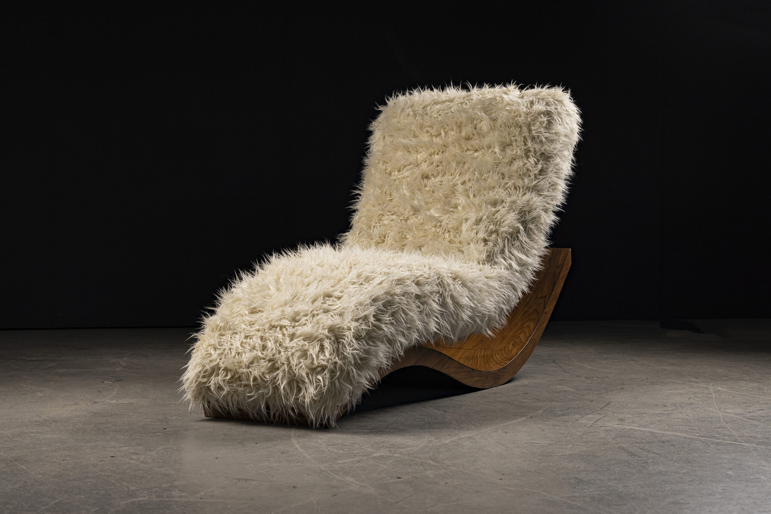 Ergonomic lounge chair (Wave model) by SENTIENT